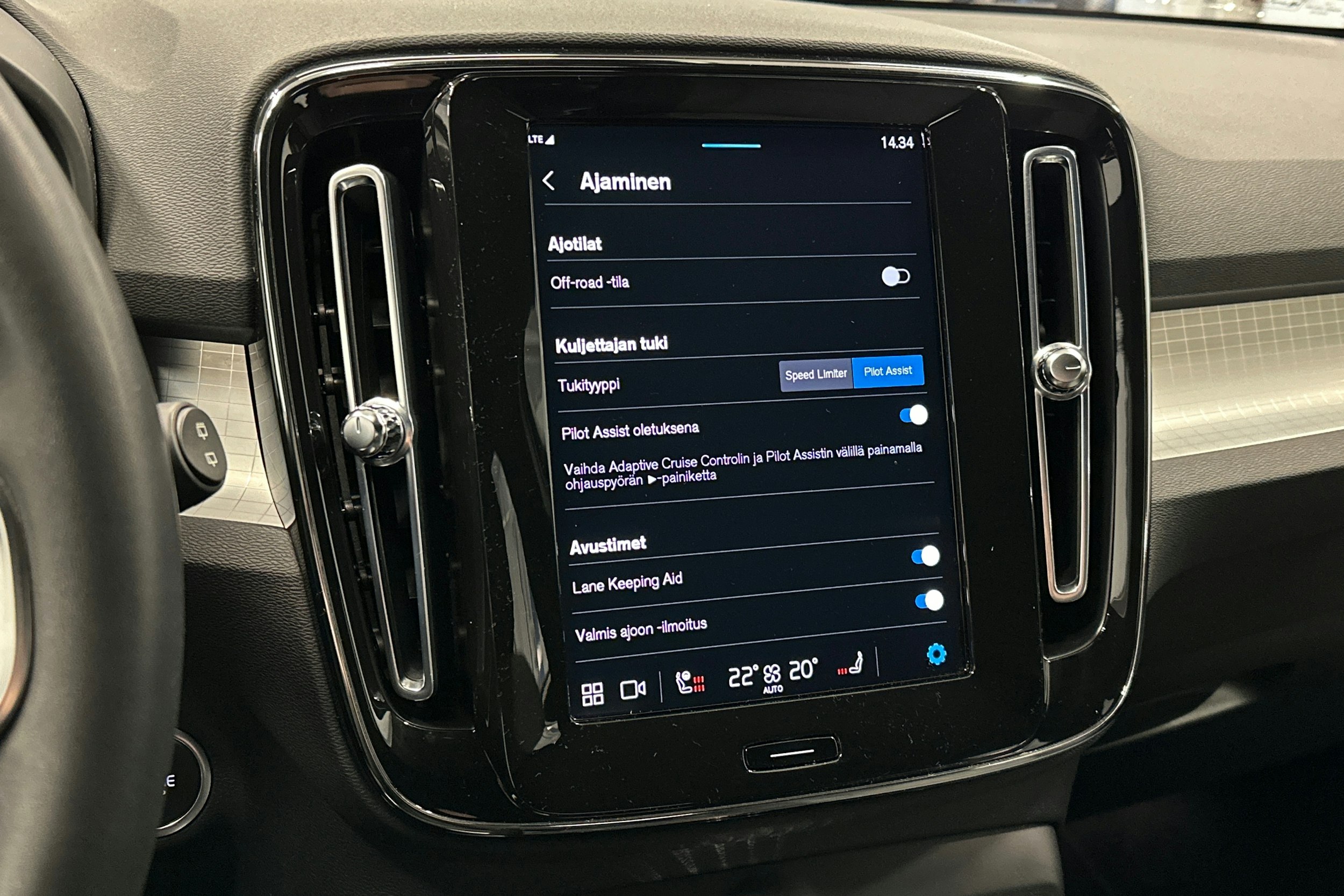 musta Volvo XC40 2023 kuva 25.