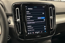 musta Volvo XC40 2023 kuva 25.