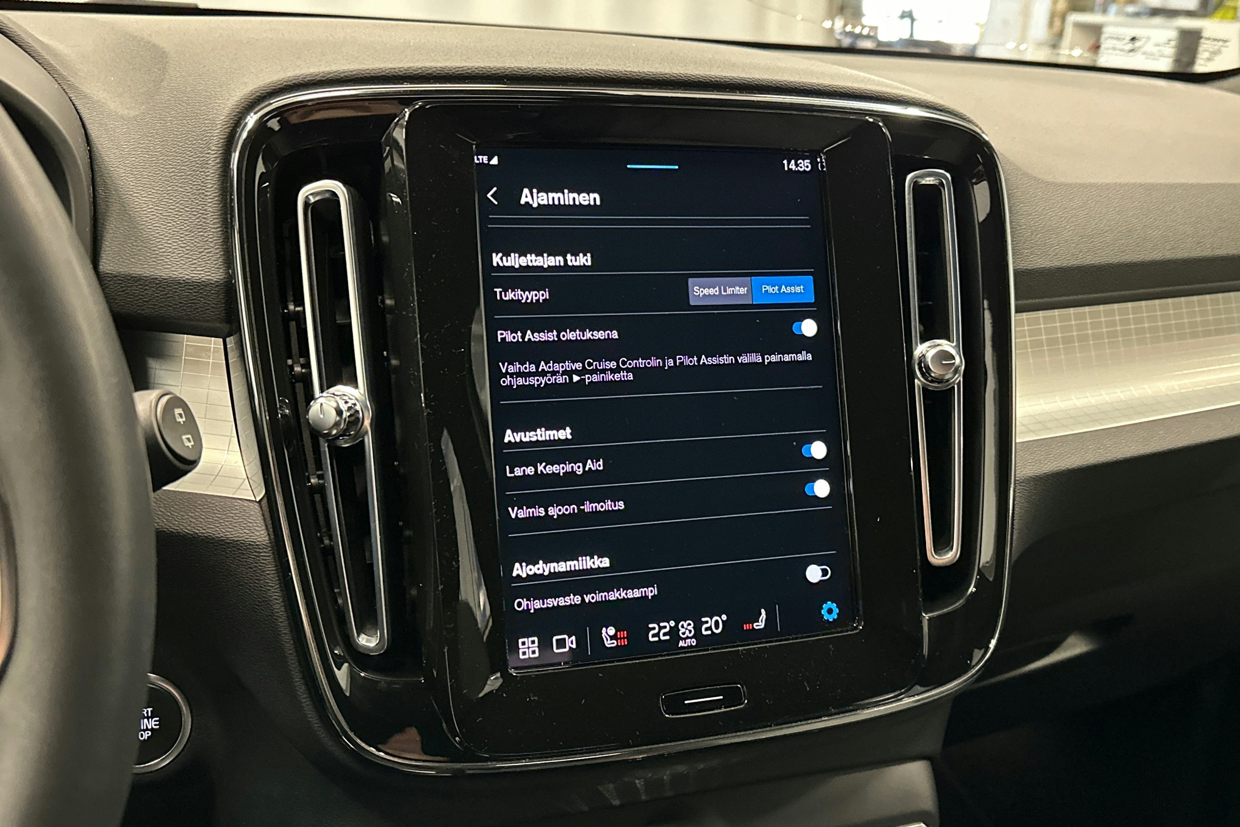 musta Volvo XC40 2023 kuva 26.