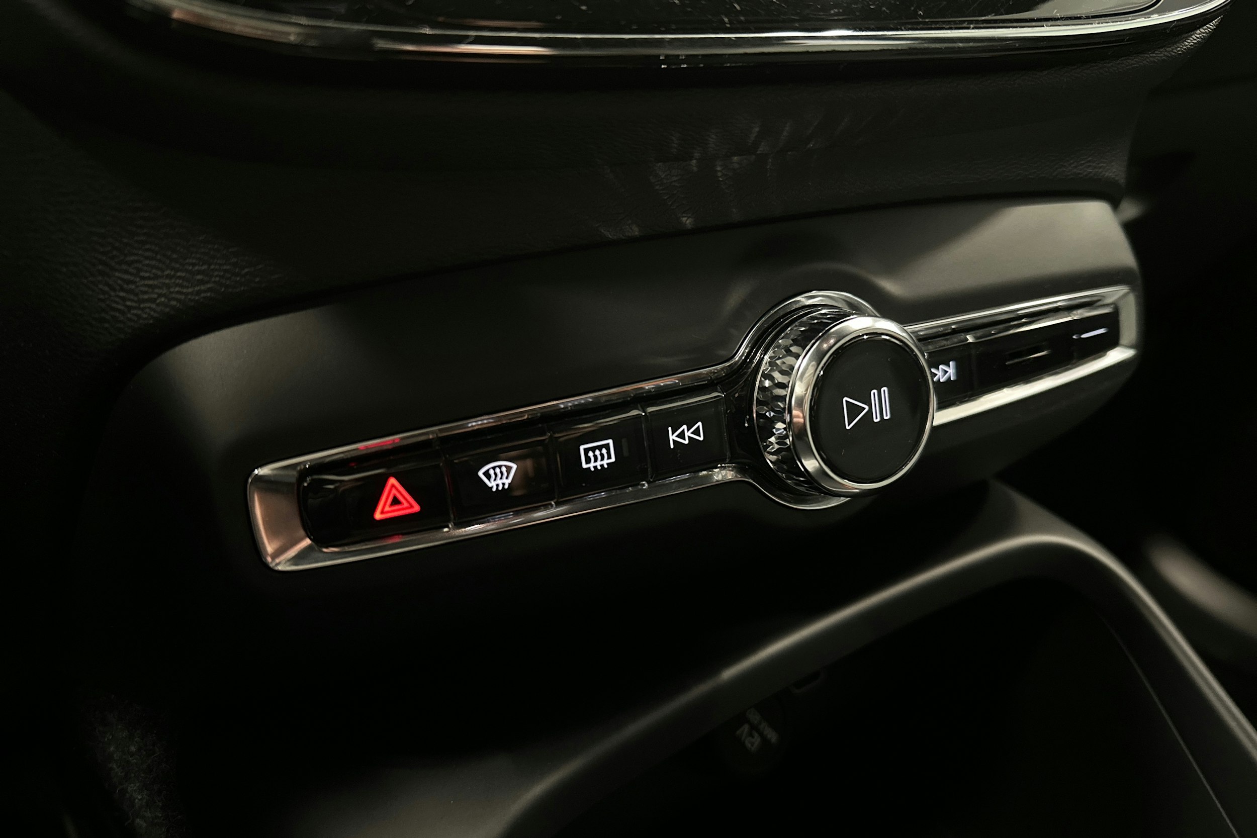 musta Volvo XC40 2023 kuva 30.