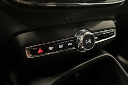 musta Volvo XC40 2023 kuva 30.