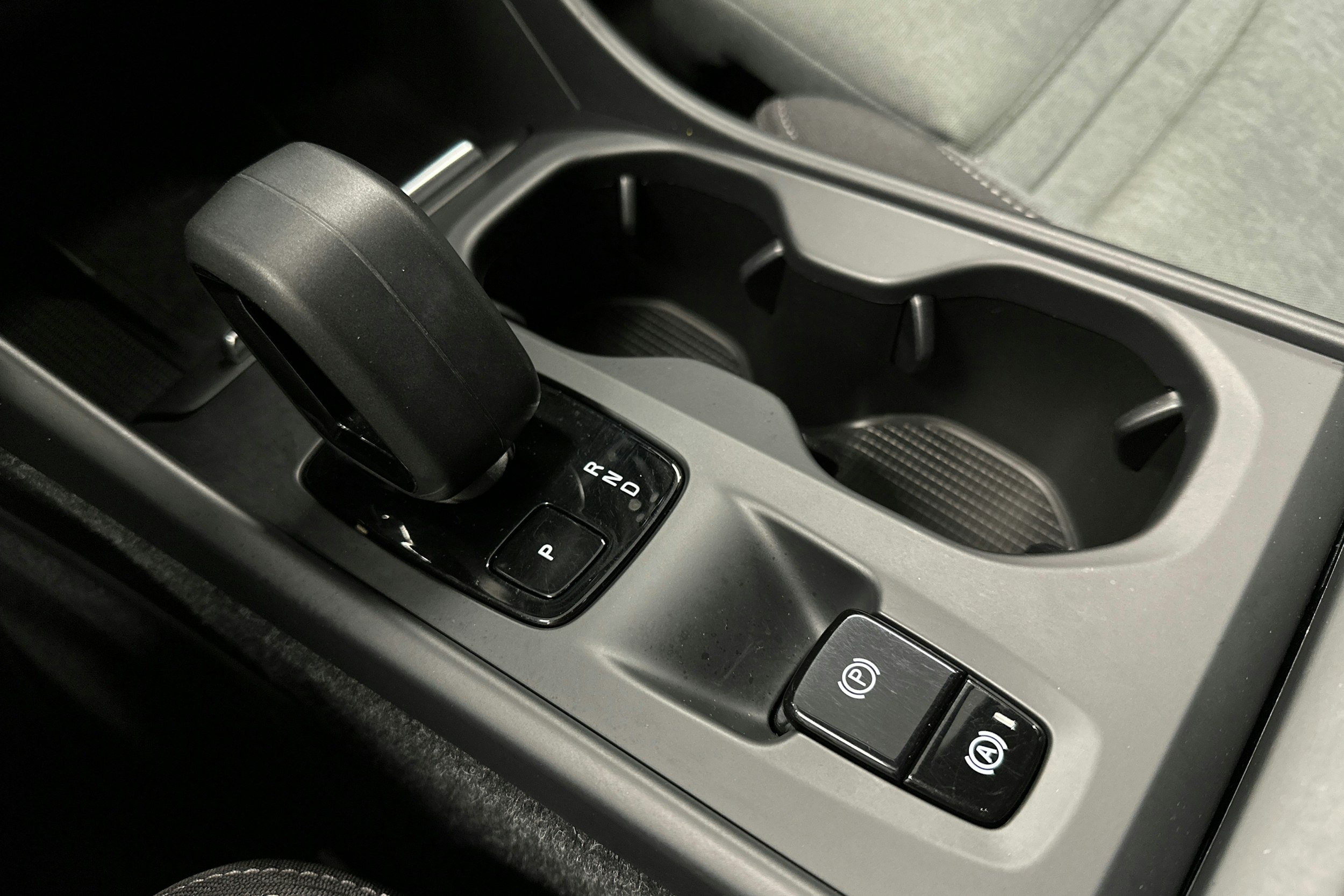 musta Volvo XC40 2023 kuva 32.