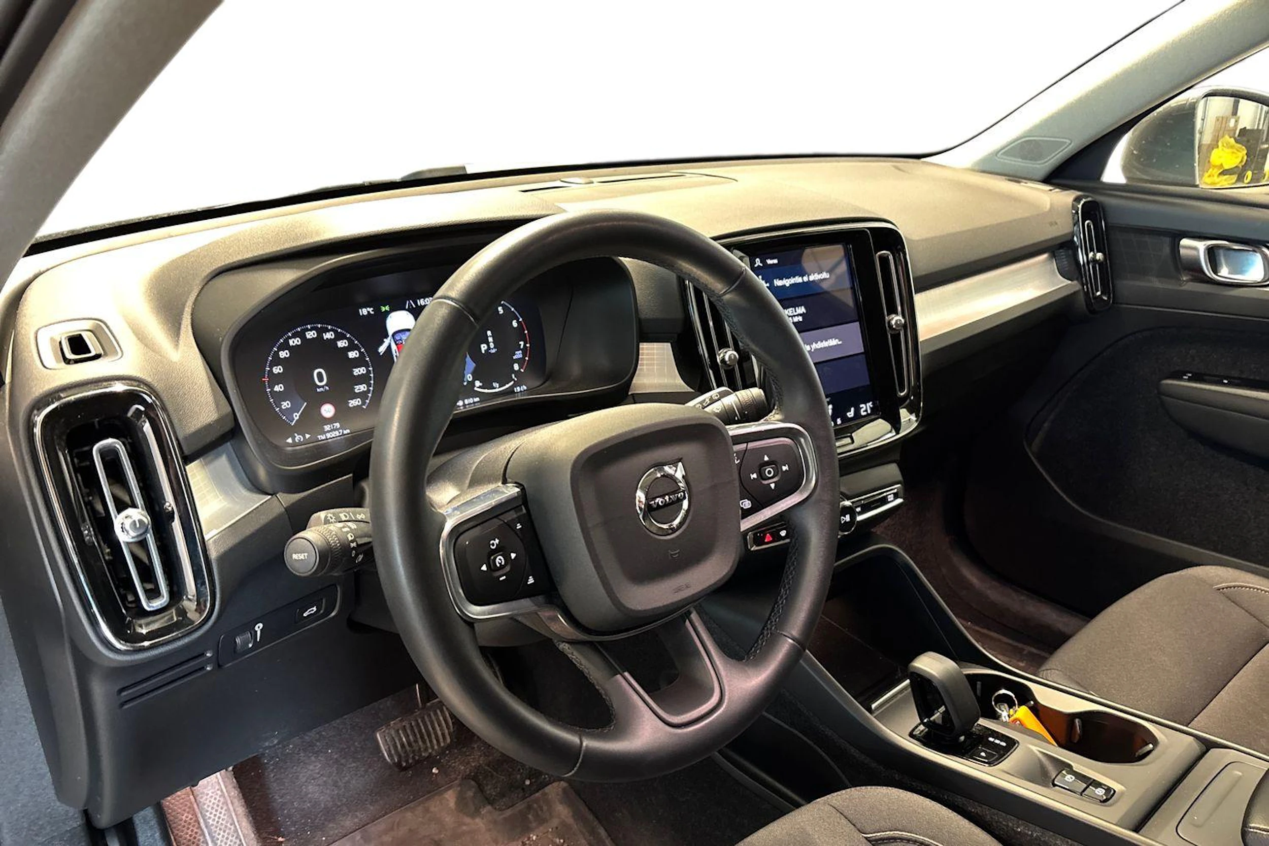 harmaa Volvo XC40 2022 kuva 3.