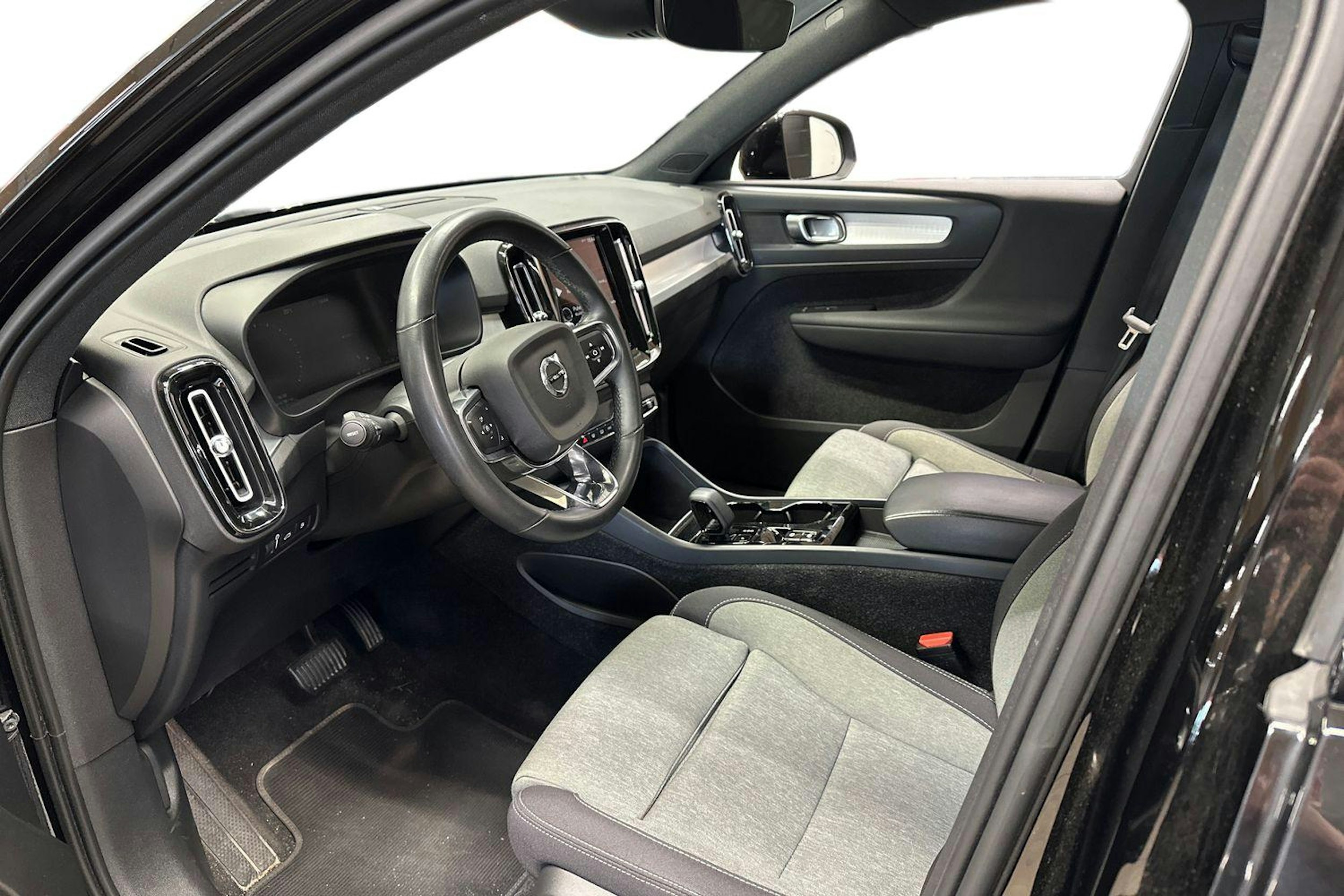 musta Volvo XC40 2022 kuva 3.