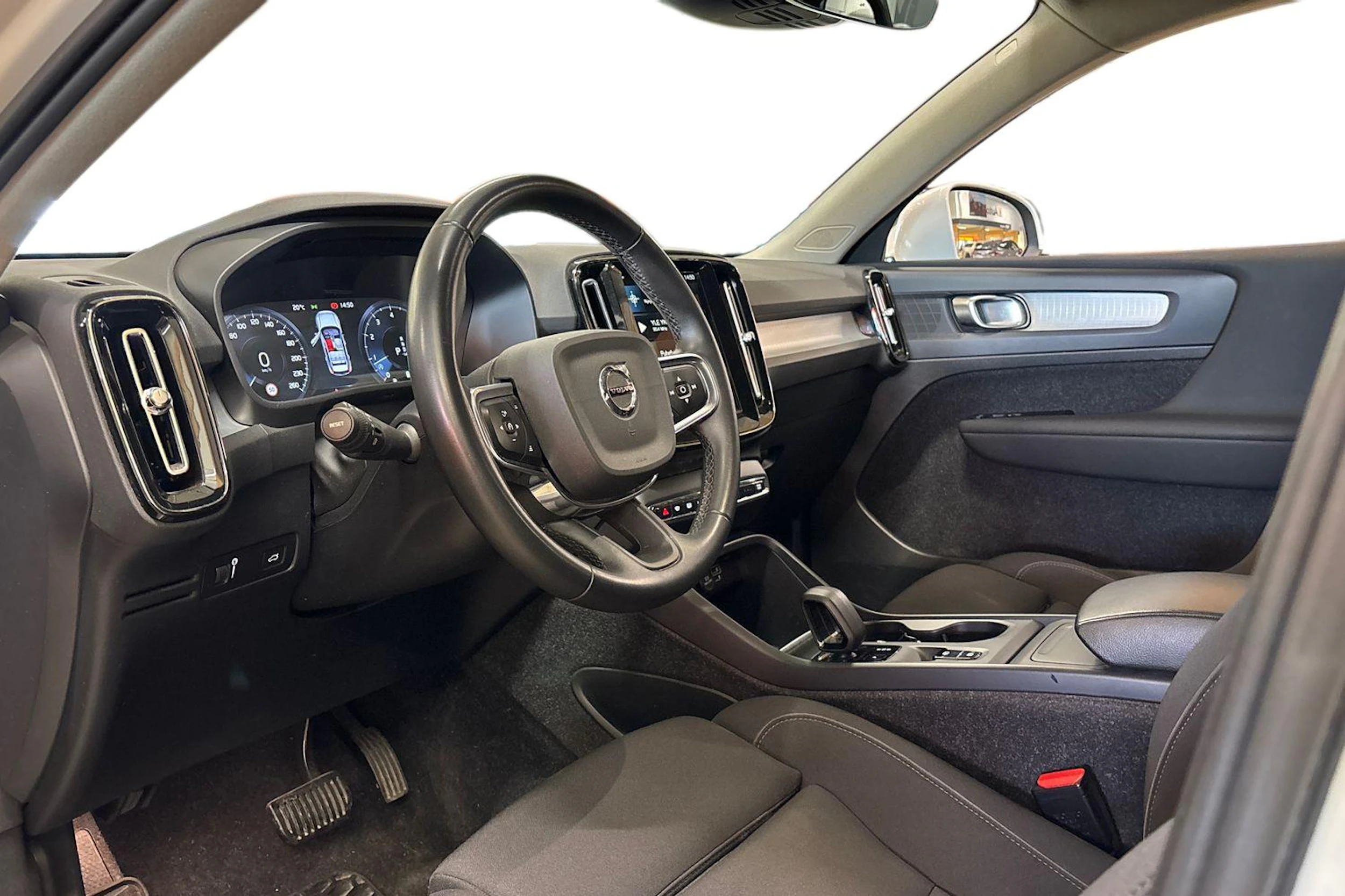 valkoinen Volvo XC40 2022 kuva 3.