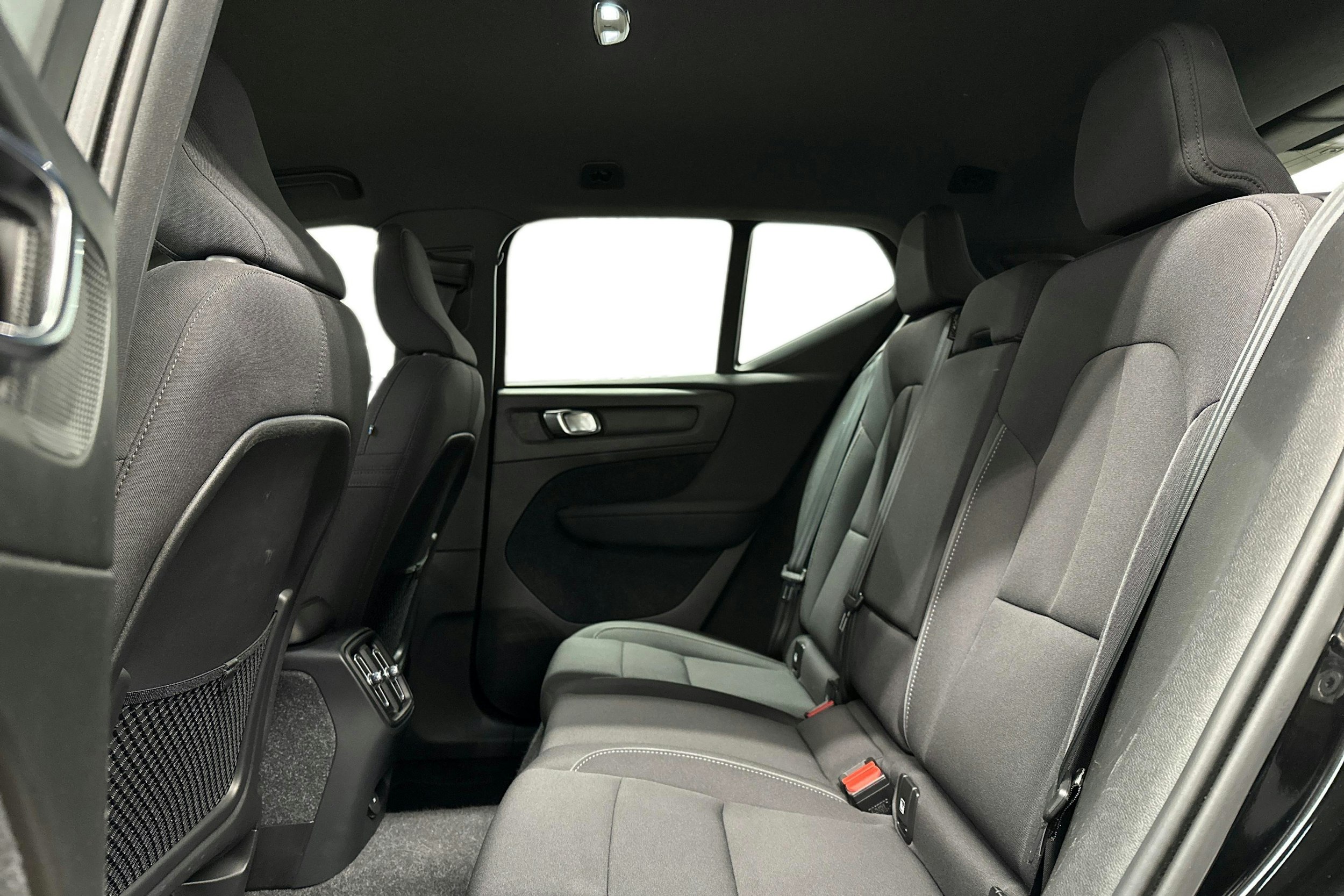 musta Volvo XC40 2022 kuva 10.