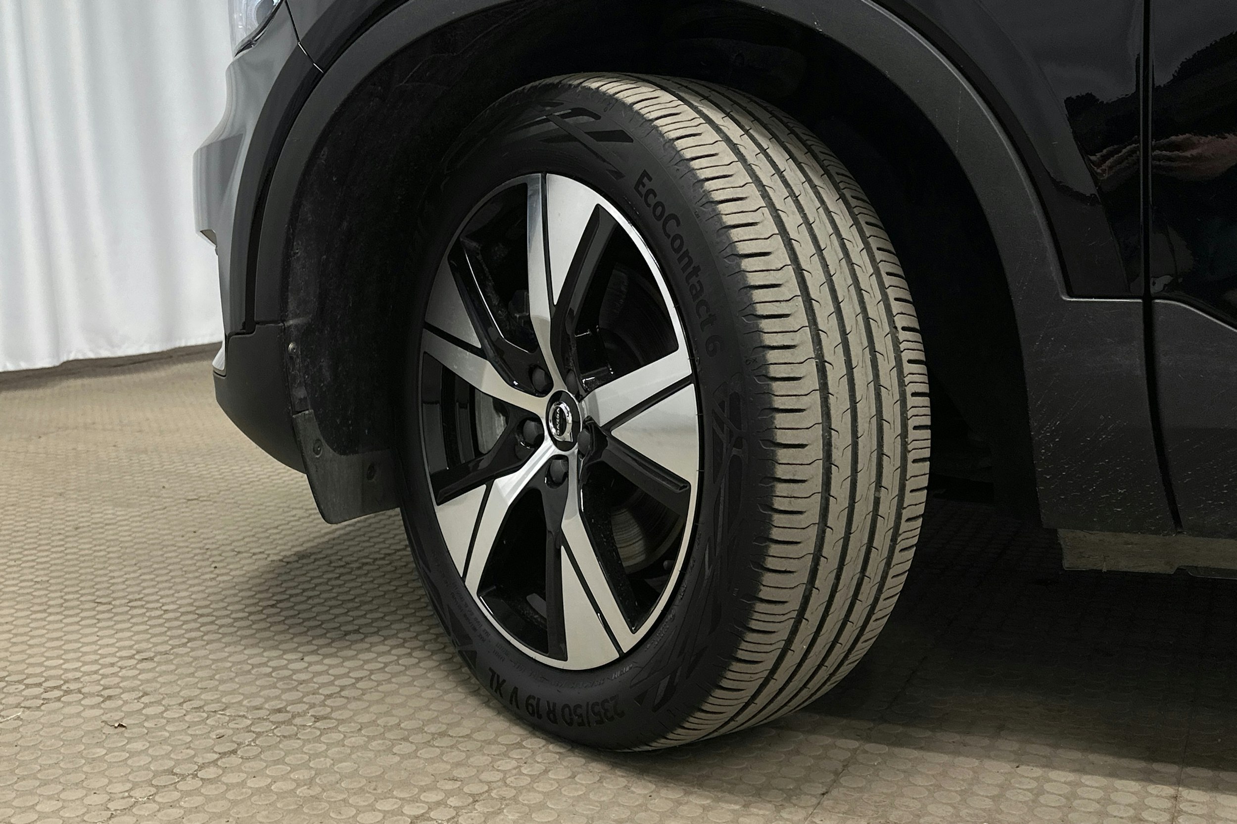 musta Volvo XC40 2022 kuva 13.