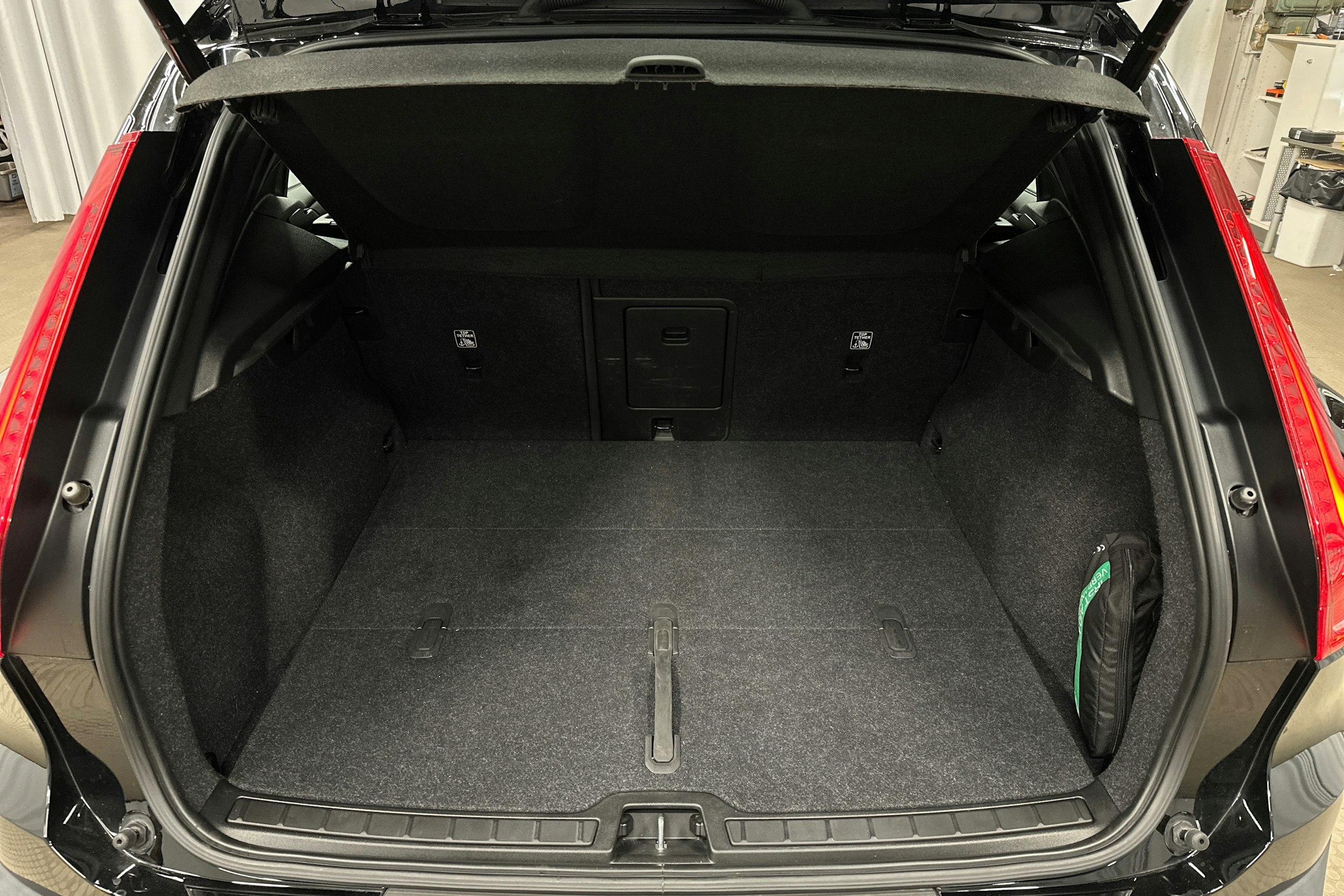 musta Volvo XC40 2022 kuva 14.