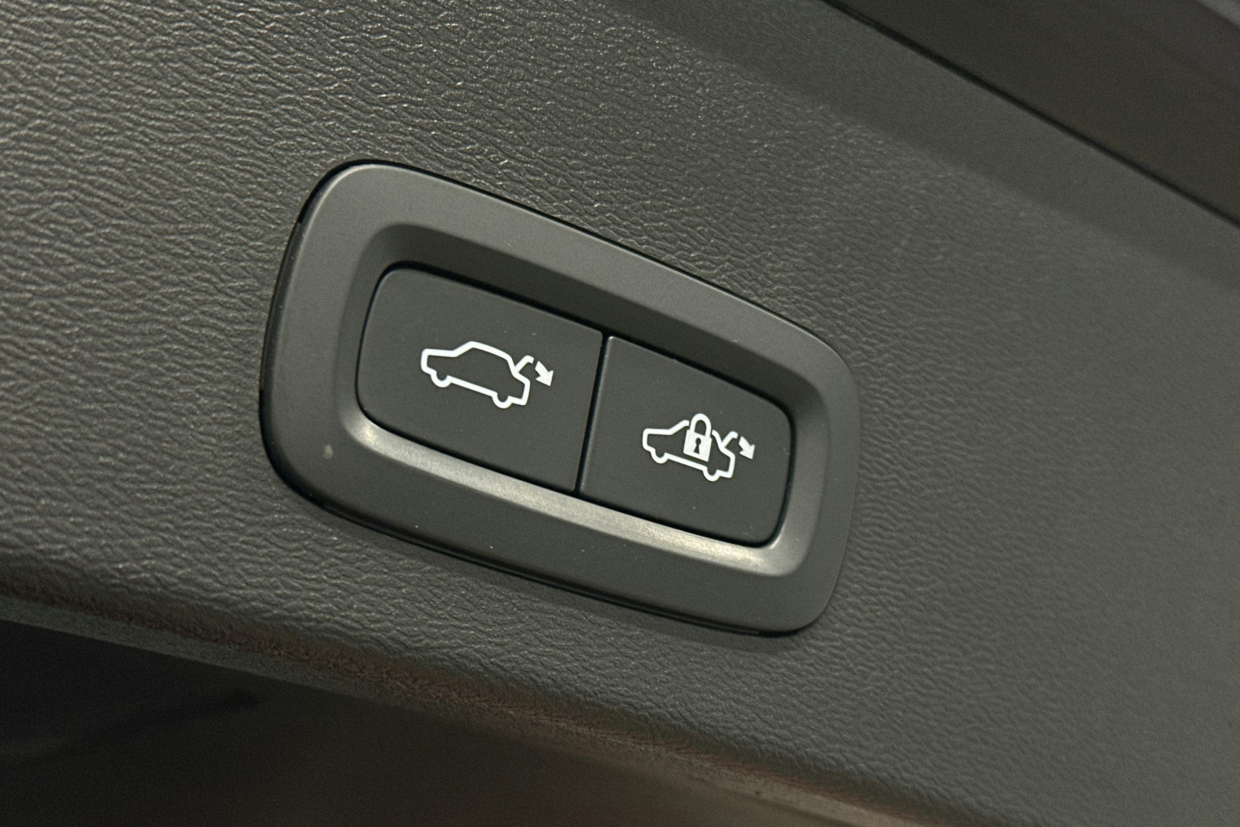 musta Volvo XC40 2022 kuva 15.