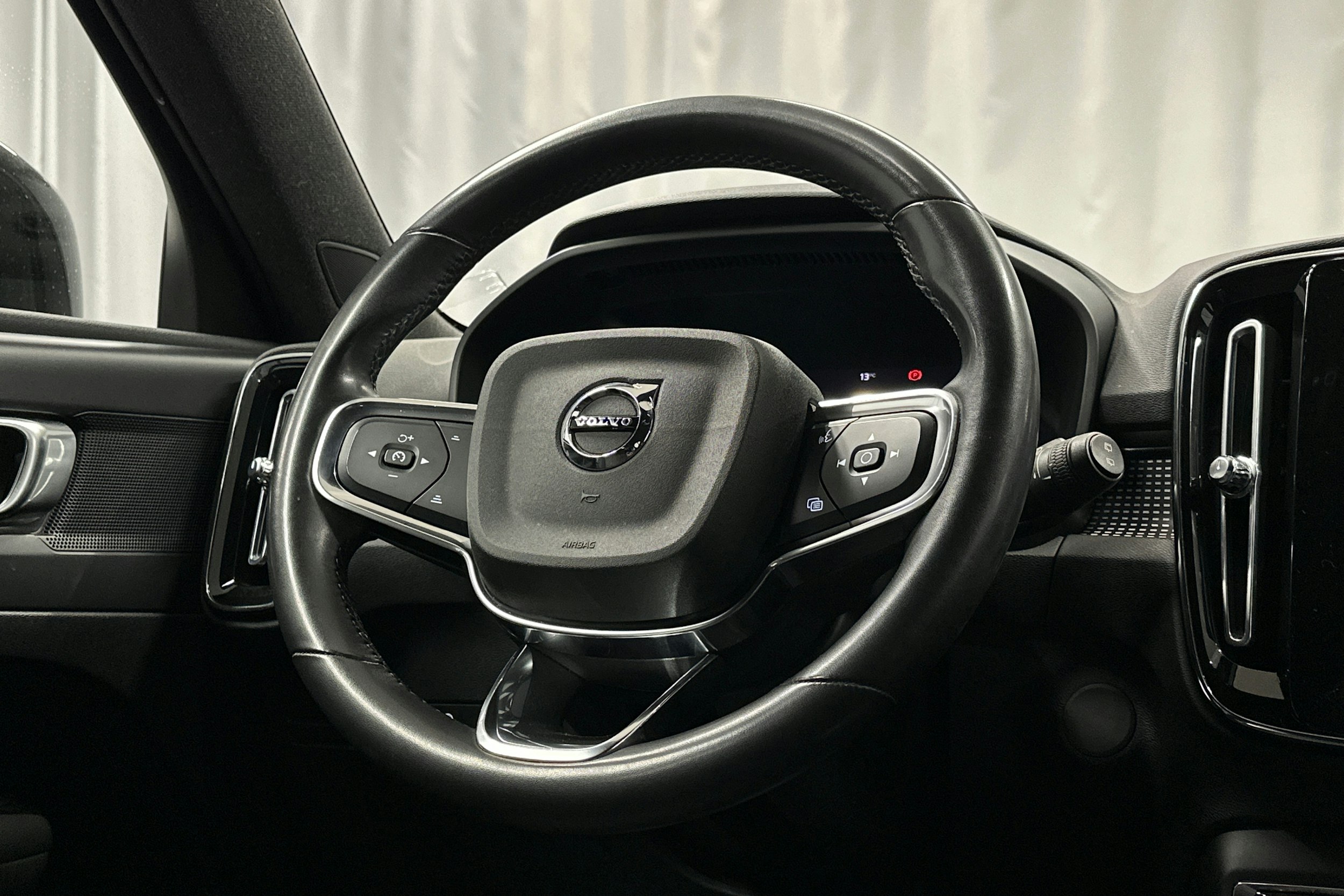 musta Volvo XC40 2022 kuva 17.