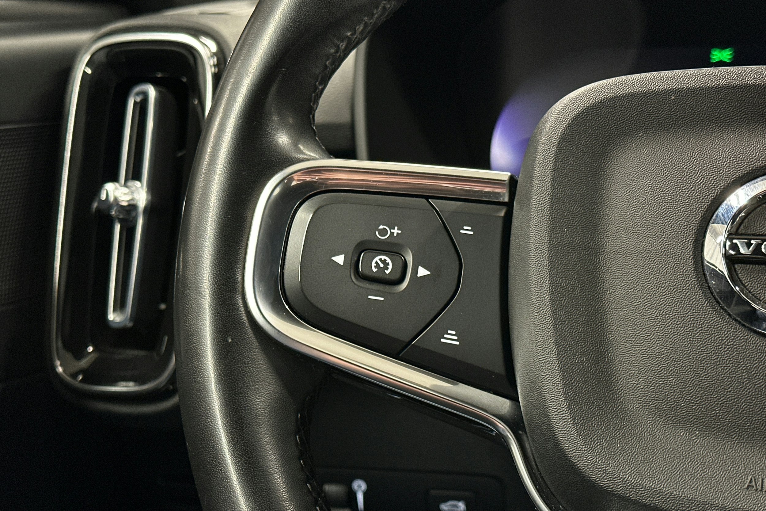 musta Volvo XC40 2022 kuva 18.