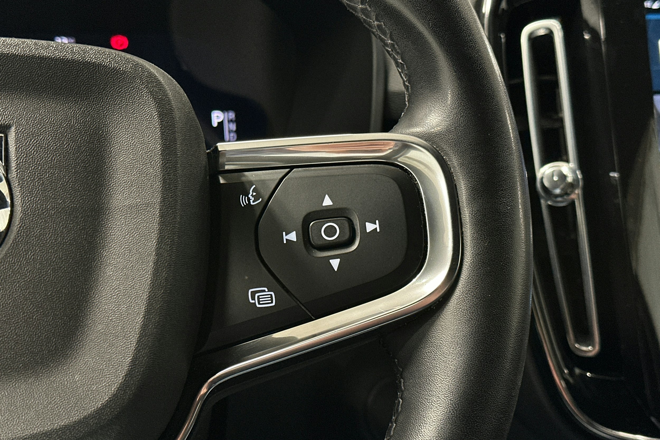 musta Volvo XC40 2022 kuva 19.