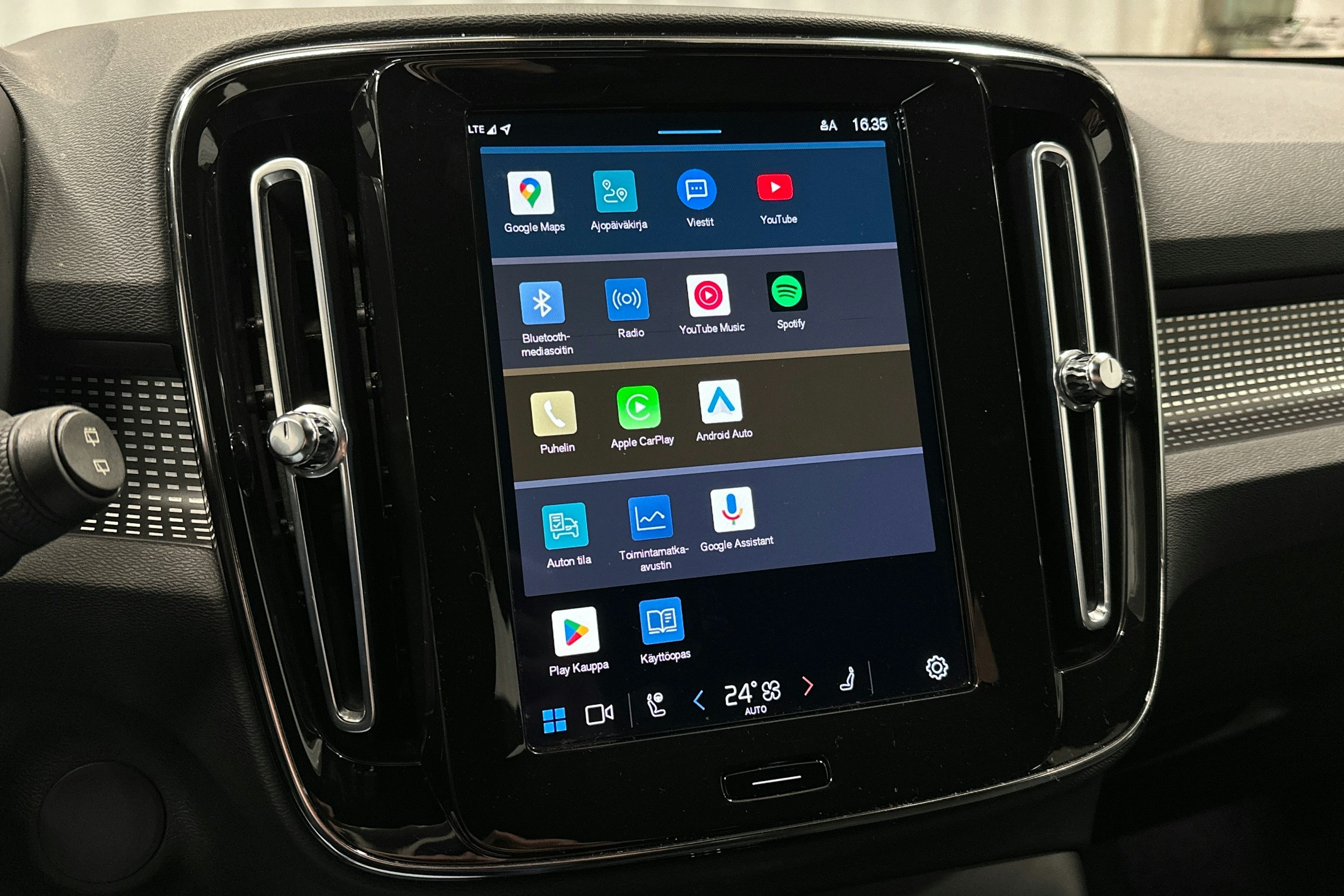 musta Volvo XC40 2022 kuva 21.