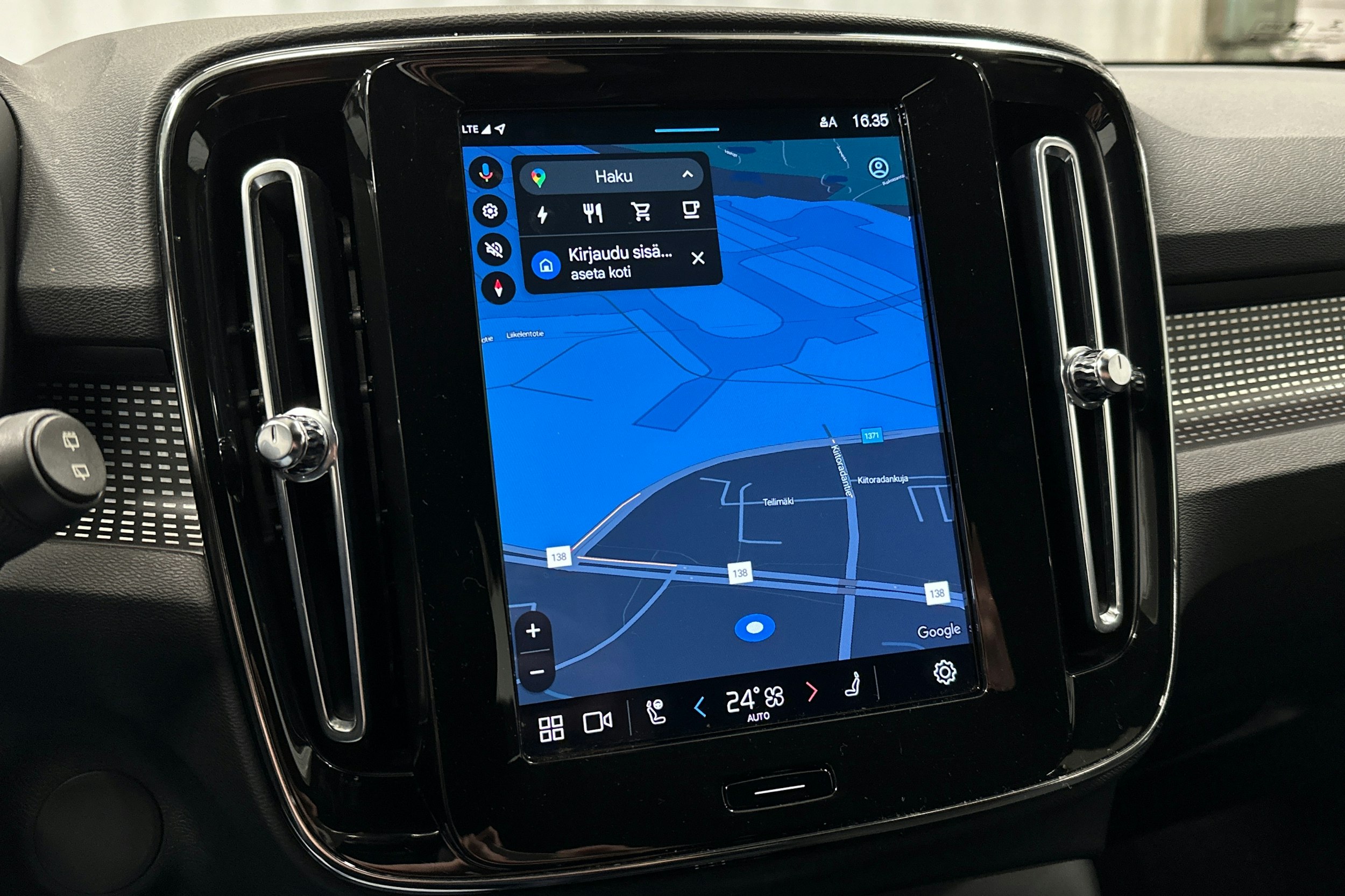 musta Volvo XC40 2022 kuva 22.