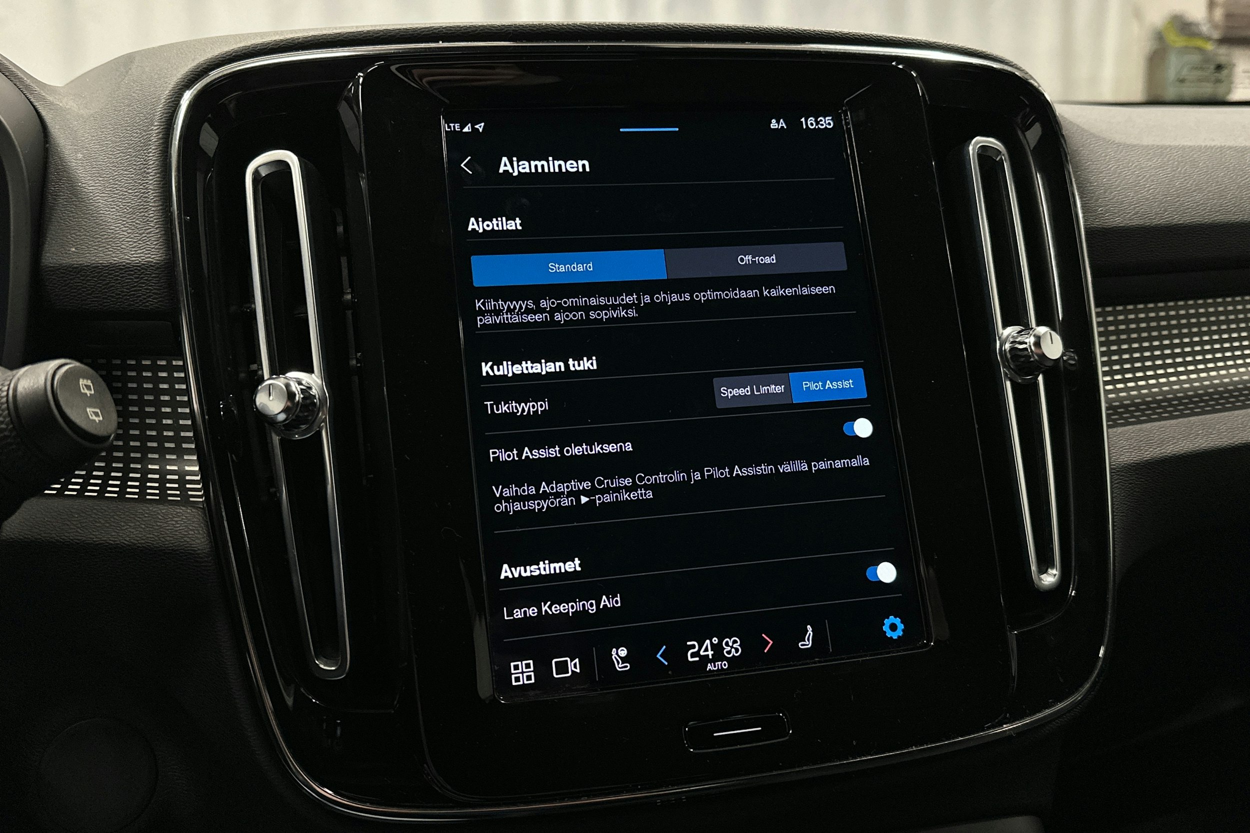 musta Volvo XC40 2022 kuva 23.