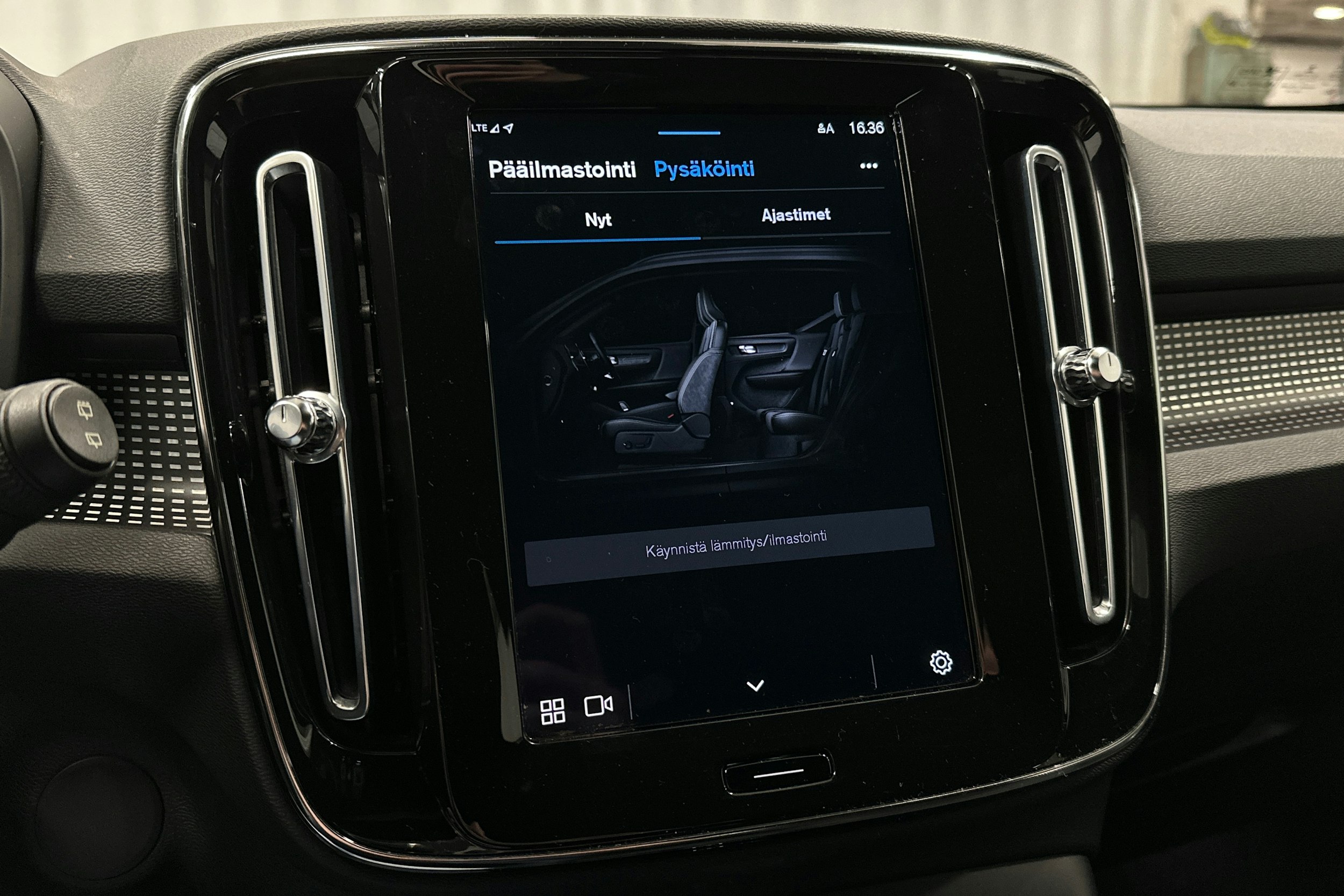 musta Volvo XC40 2022 kuva 25.