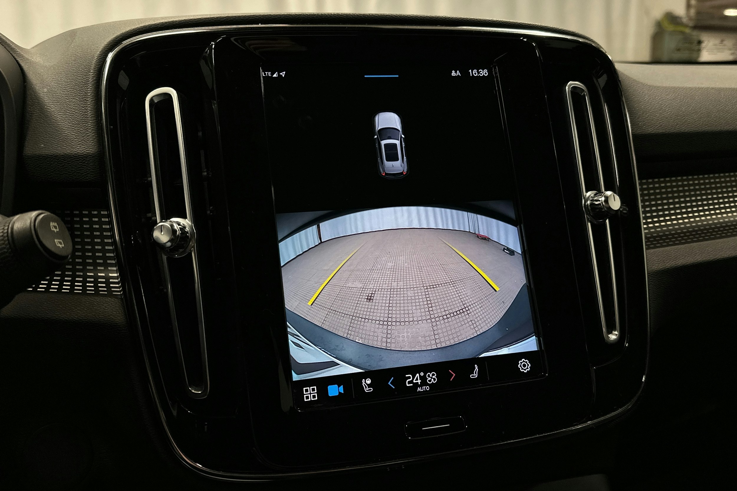 musta Volvo XC40 2022 kuva 26.