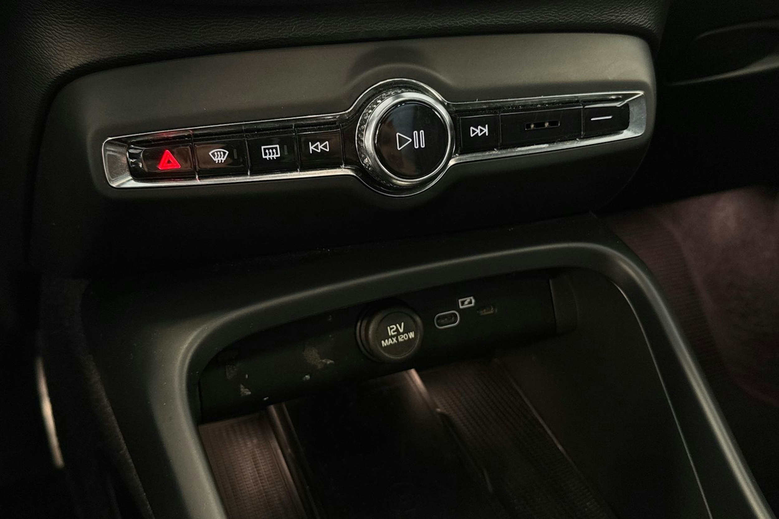 met. punainen Volvo XC40 2022 kuva 29.