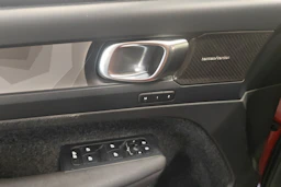punainen Volvo XC40 2022 kuva 4.