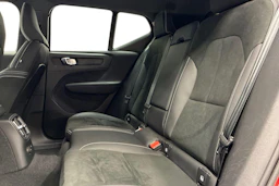 punainen Volvo XC40 2023 kuva 8.