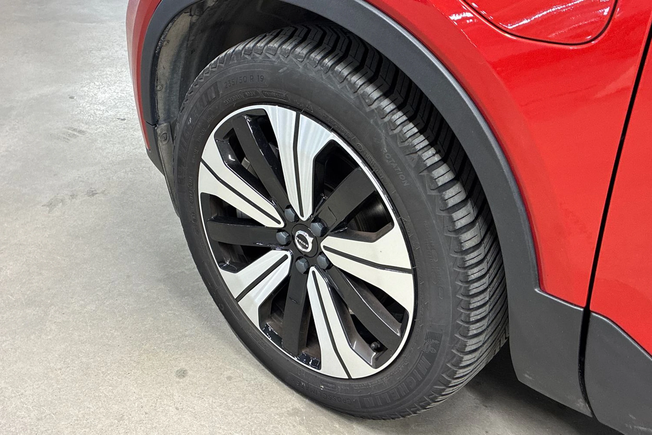 punainen Volvo XC40 2023 kuva 10.