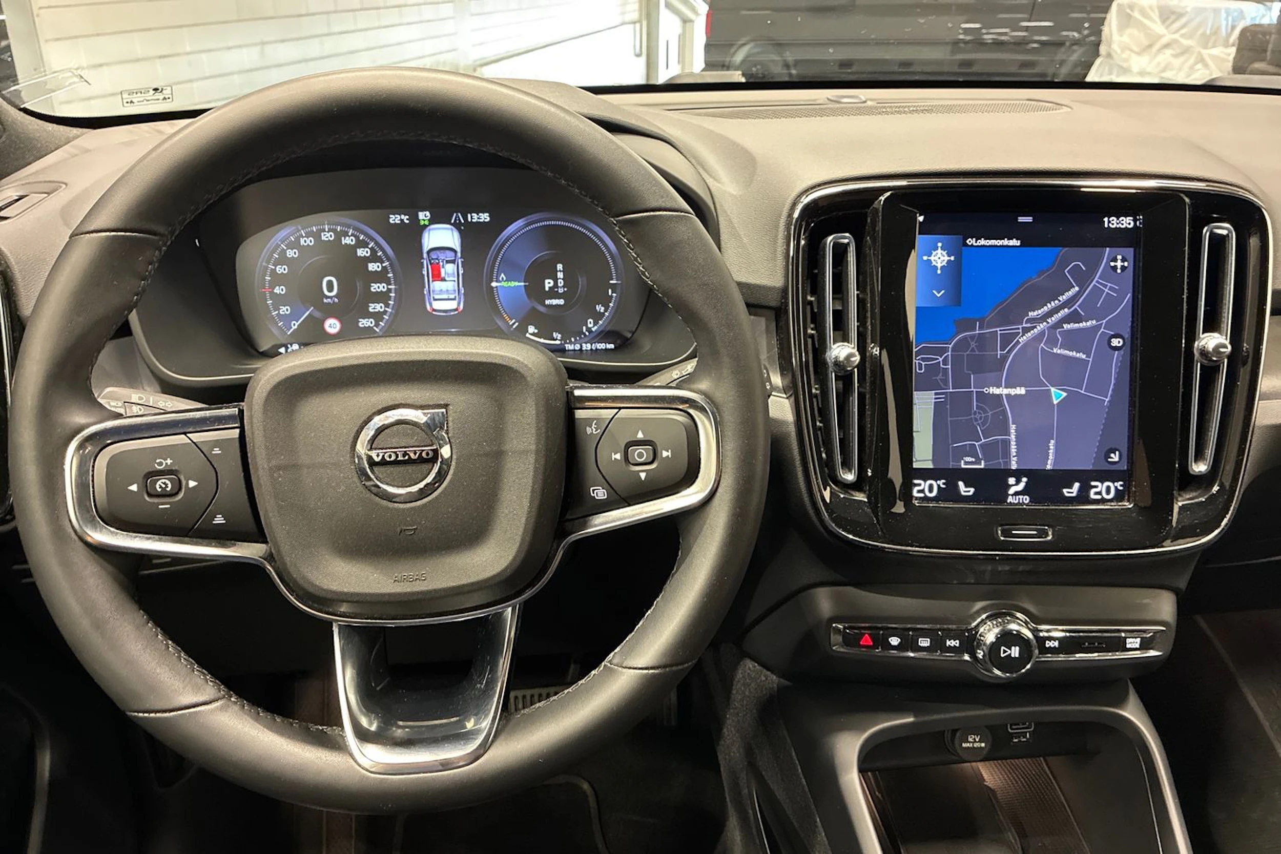 punainen Volvo XC40 2023 kuva 11.
