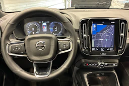 punainen Volvo XC40 2023 kuva 11.