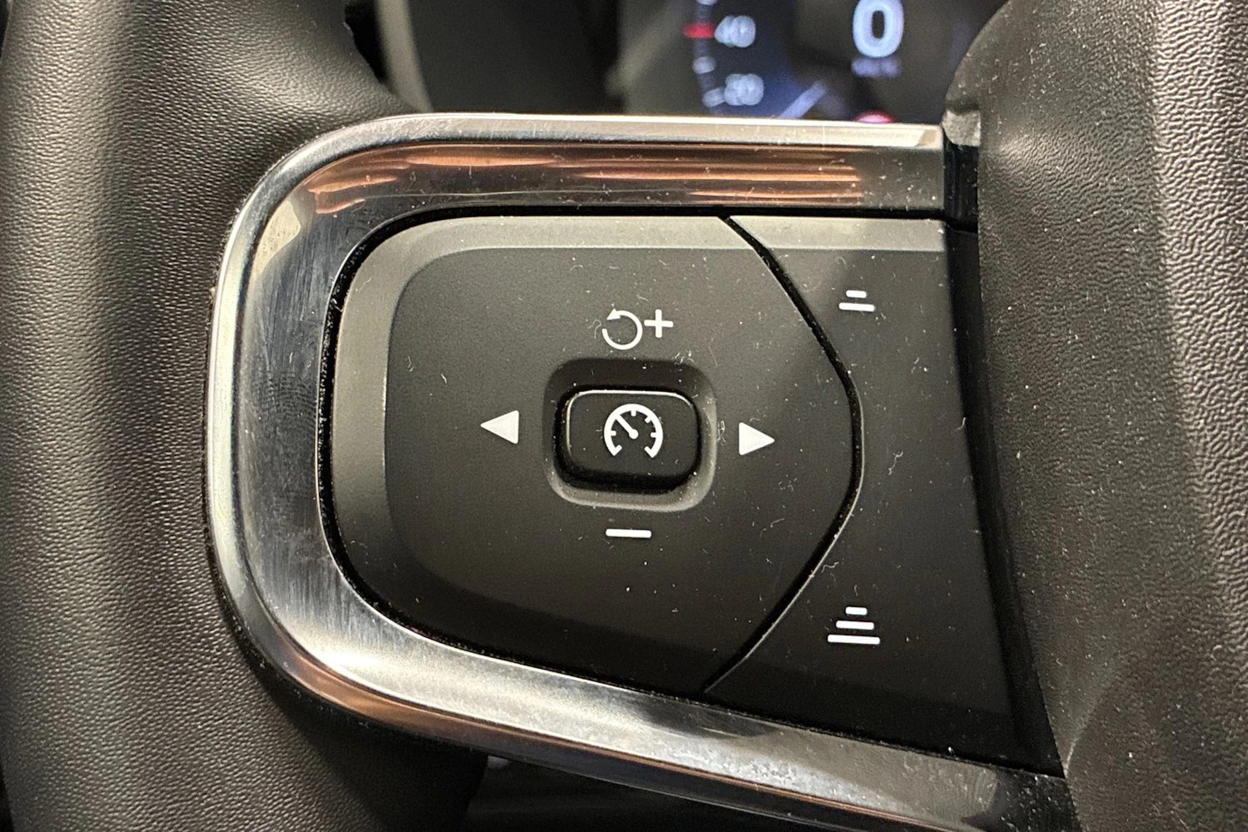 punainen Volvo XC40 2023 kuva 13.