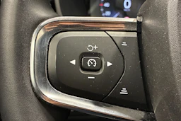 punainen Volvo XC40 2023 kuva 13.