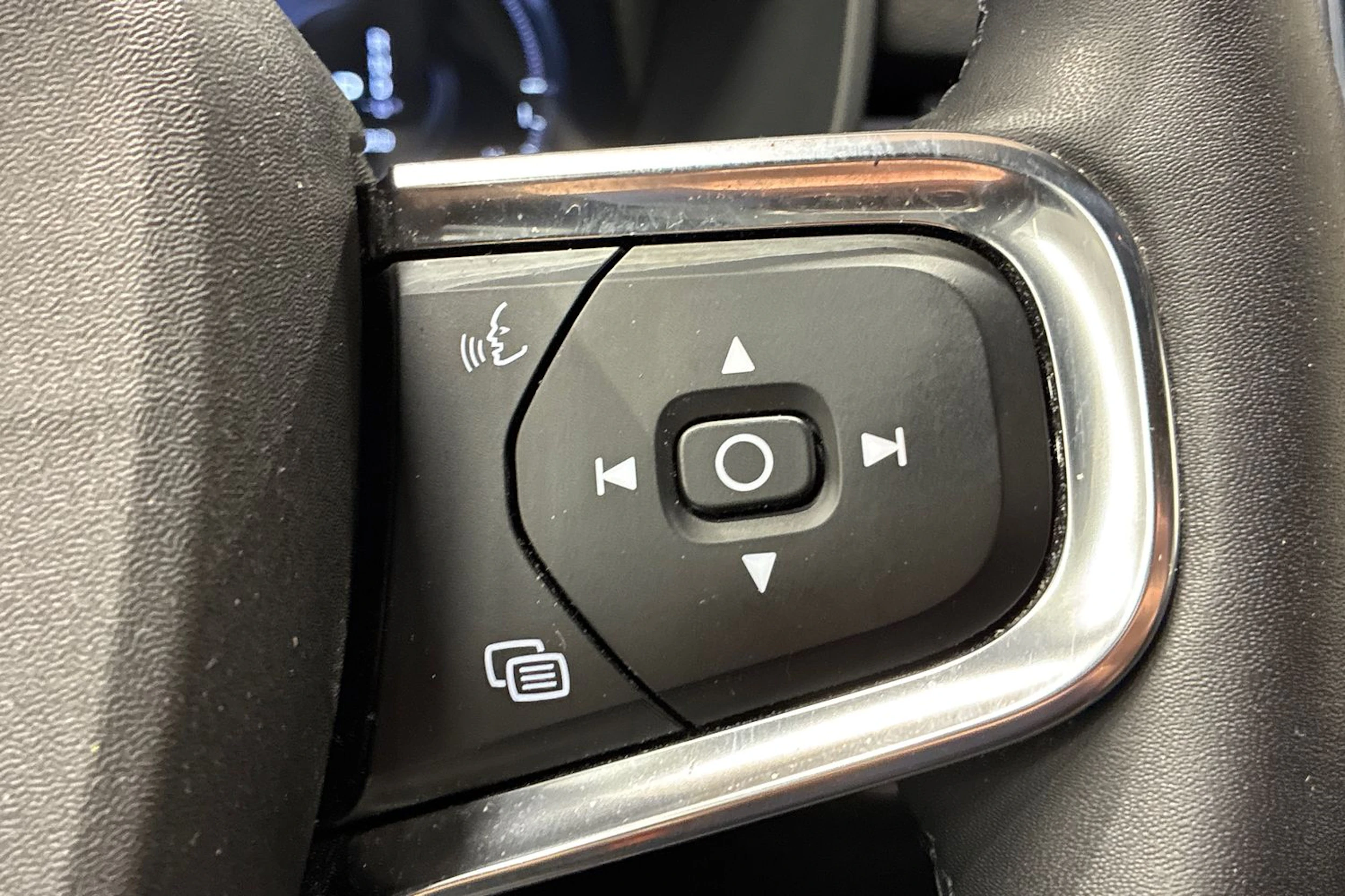 punainen Volvo XC40 2023 kuva 14.