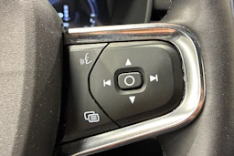 punainen Volvo XC40 2023 kuva 14.