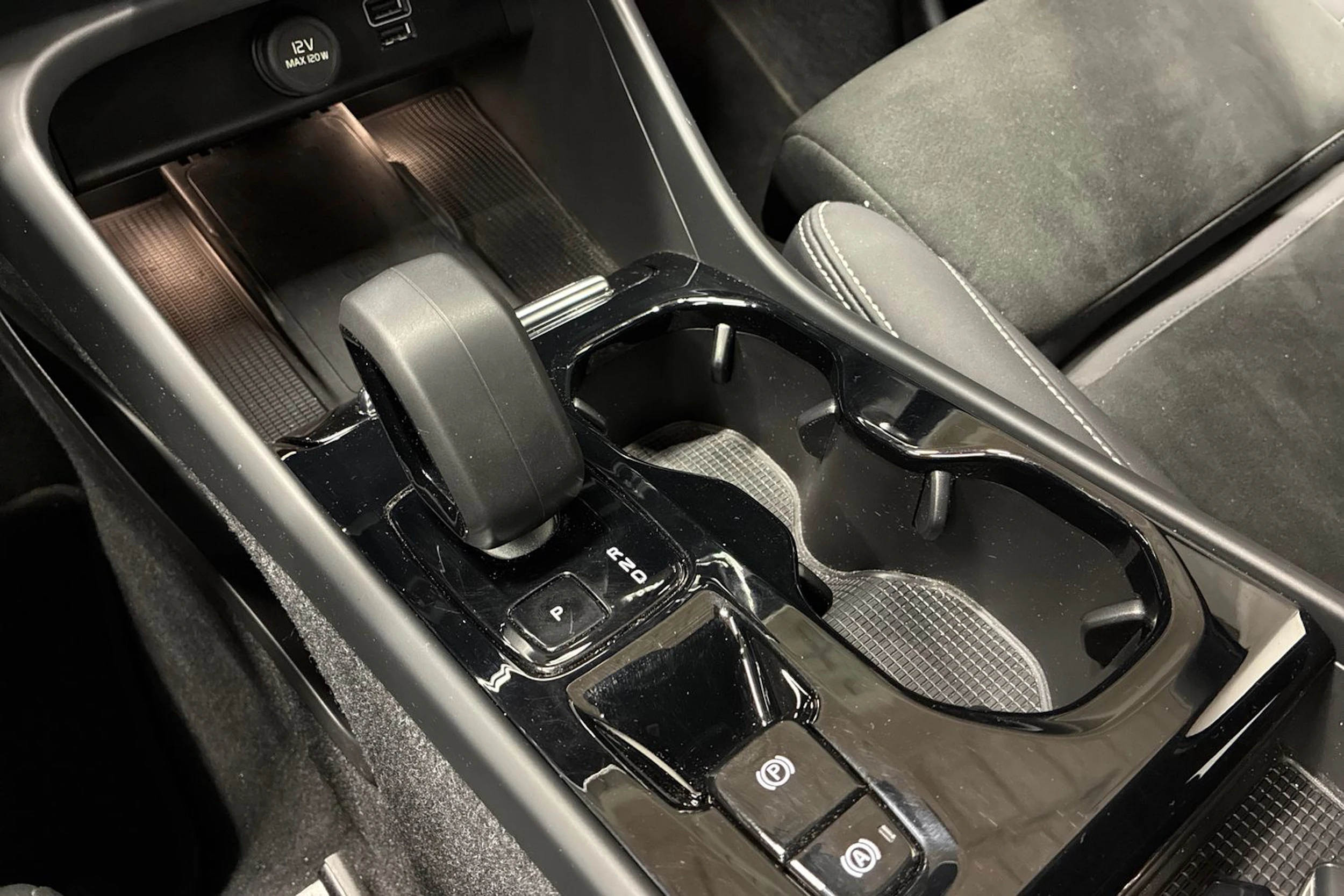 punainen Volvo XC40 2023 kuva 18.
