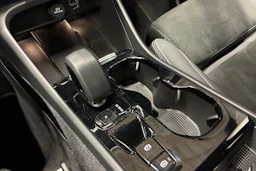 punainen Volvo XC40 2023 kuva 18.