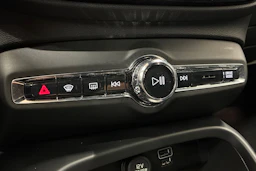 punainen Volvo XC40 2023 kuva 19.