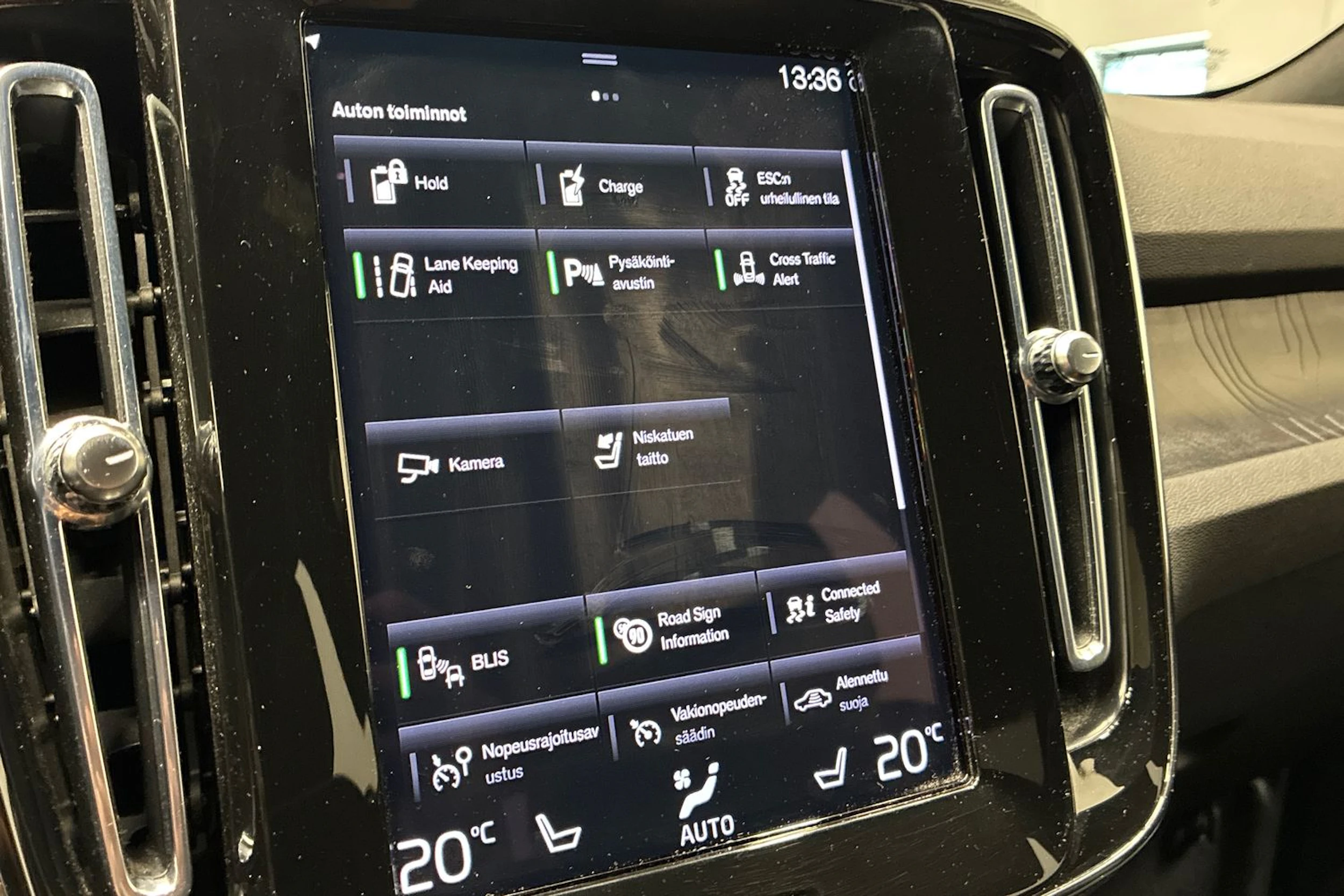 punainen Volvo XC40 2023 kuva 21.