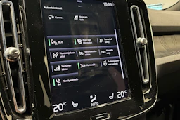 punainen Volvo XC40 2023 kuva 22.