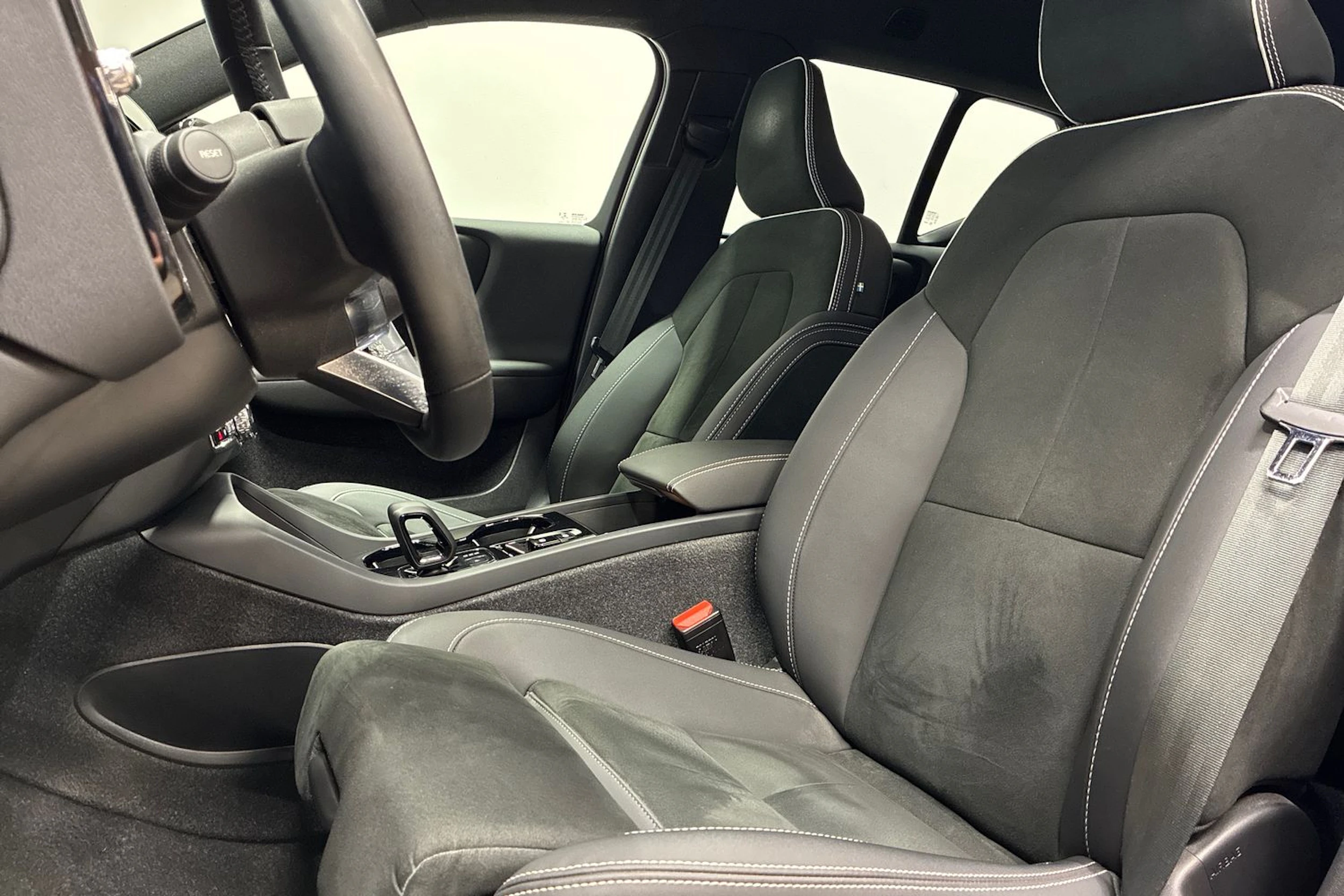 punainen Volvo XC40 2023 kuva 24.