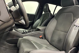 punainen Volvo XC40 2023 kuva 24.
