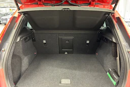 punainen Volvo XC40 2023 kuva 26.