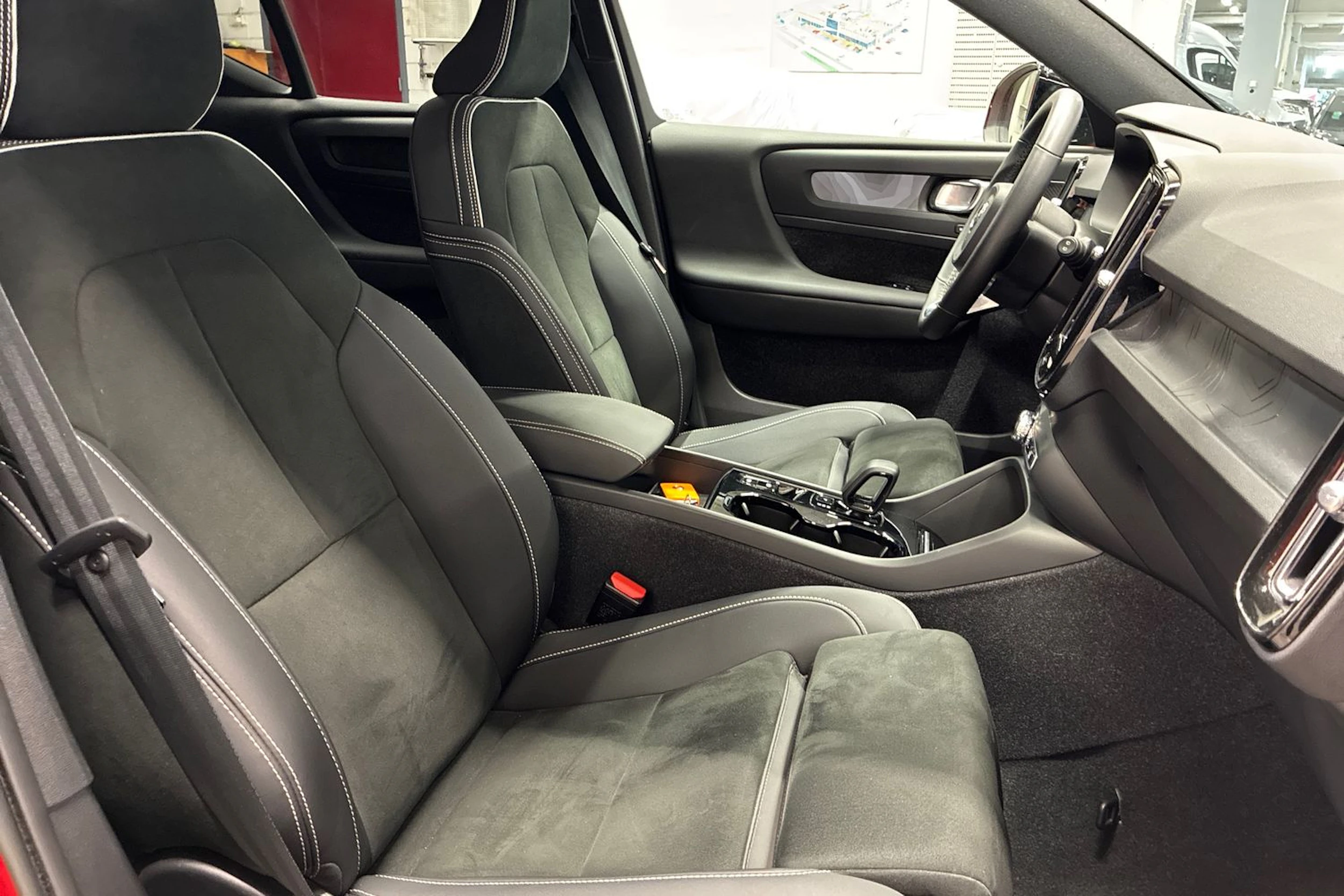 punainen Volvo XC40 2023 kuva 28.
