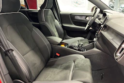 punainen Volvo XC40 2023 kuva 28.