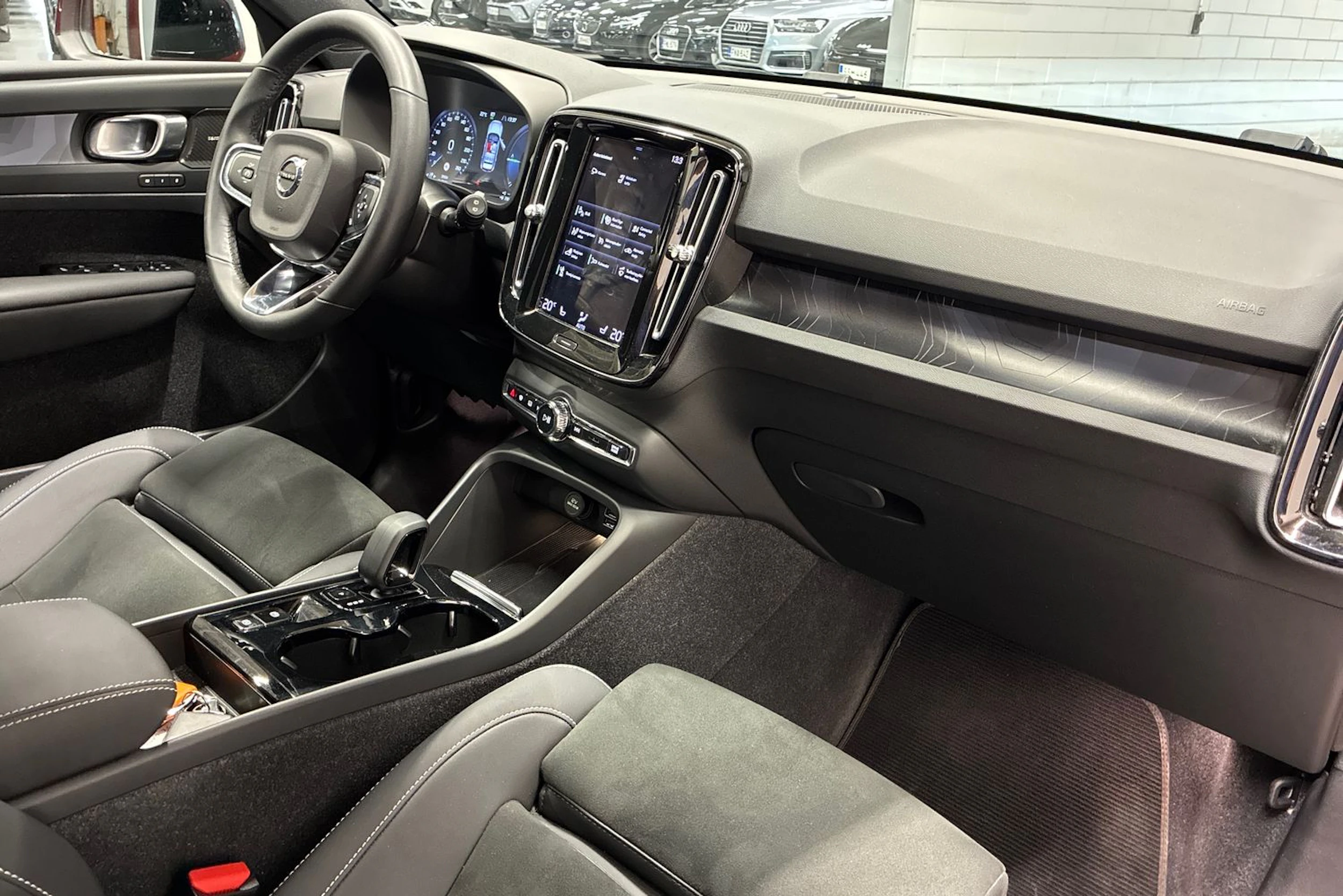 punainen Volvo XC40 2023 kuva 29.