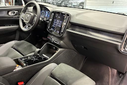 punainen Volvo XC40 2023 kuva 29.
