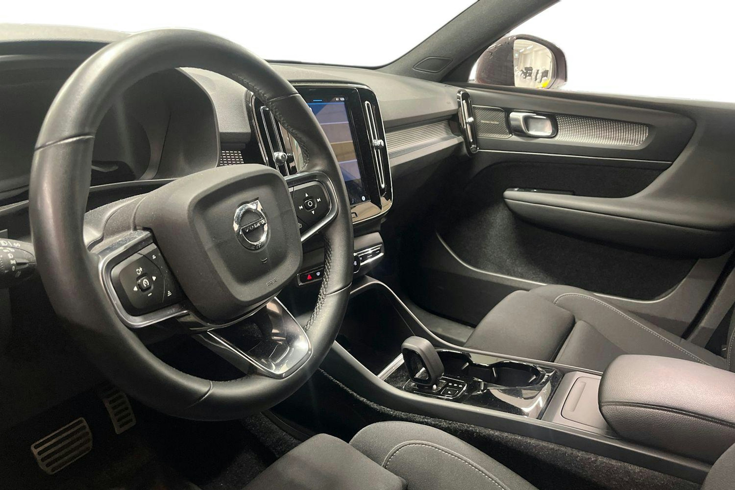 punainen Volvo XC40 2022 kuva 3.