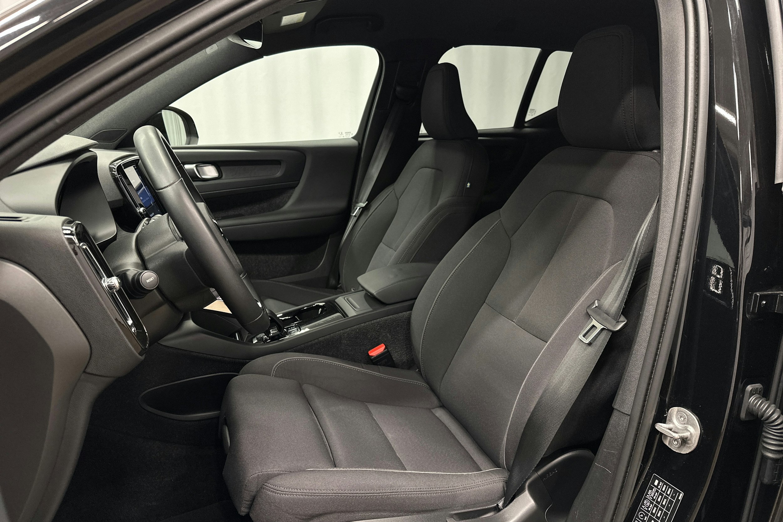 musta Volvo XC40 2022 kuva 17.