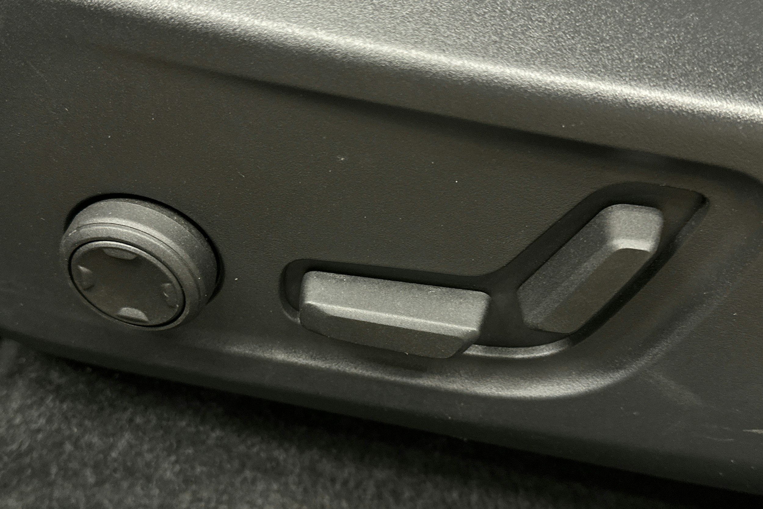 musta Volvo XC40 2022 kuva 18.