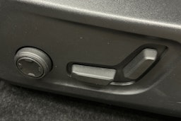 musta Volvo XC40 2022 kuva 18.