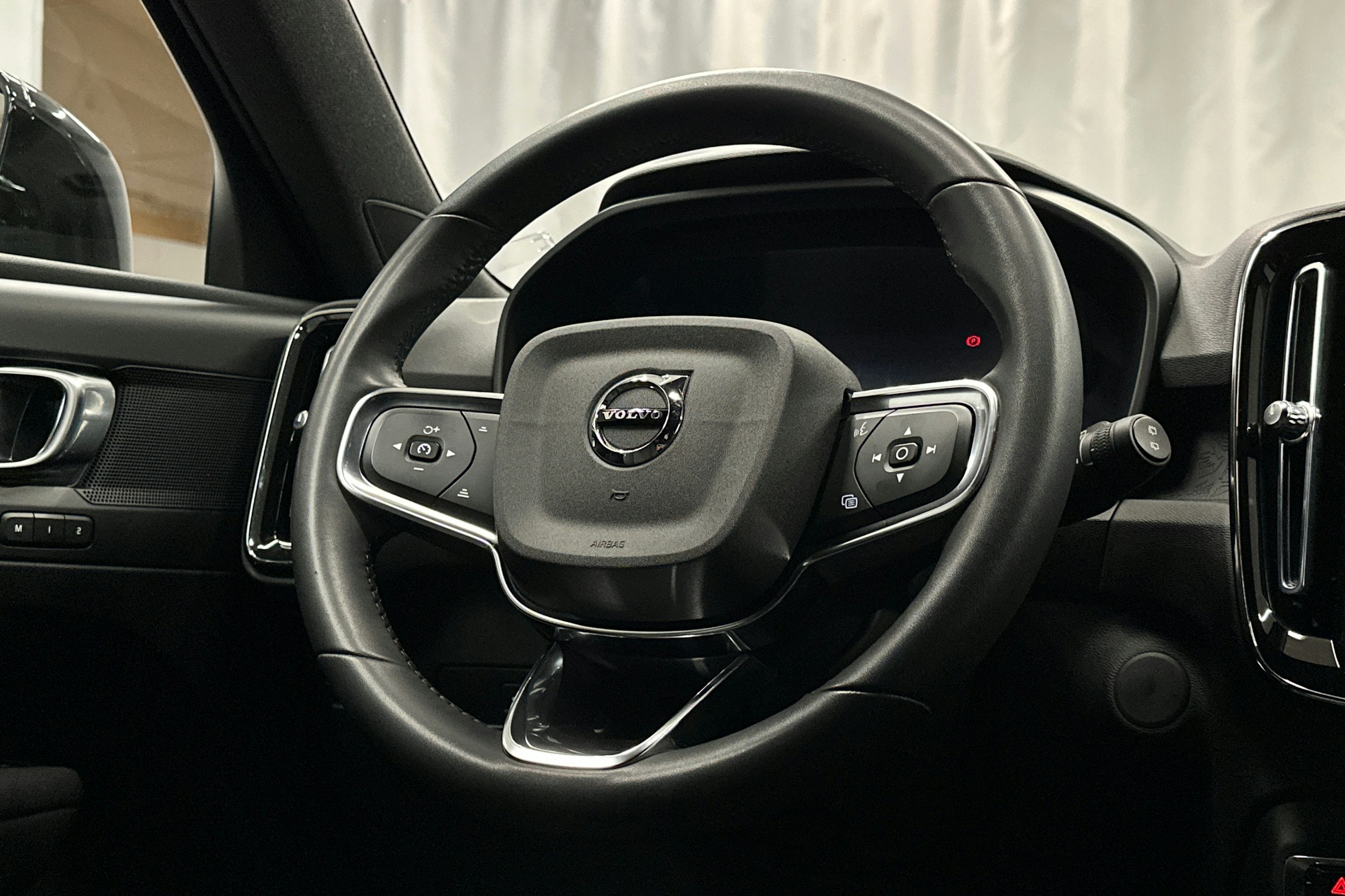 musta Volvo XC40 2022 kuva 20.