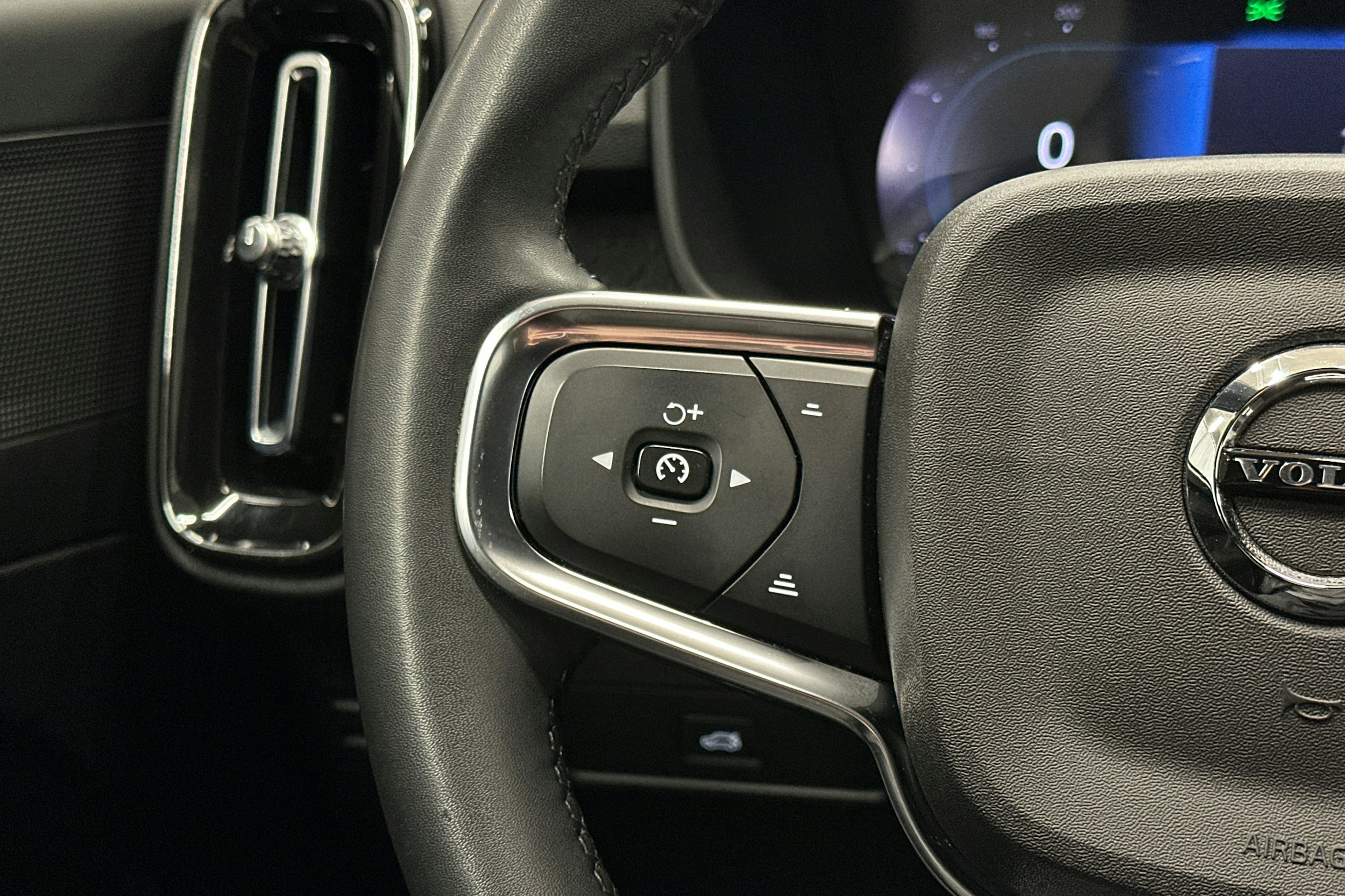 musta Volvo XC40 2022 kuva 21.