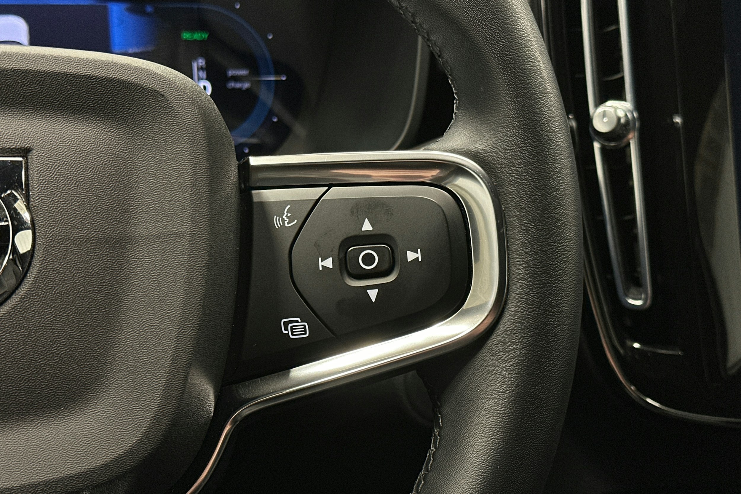 musta Volvo XC40 2022 kuva 22.